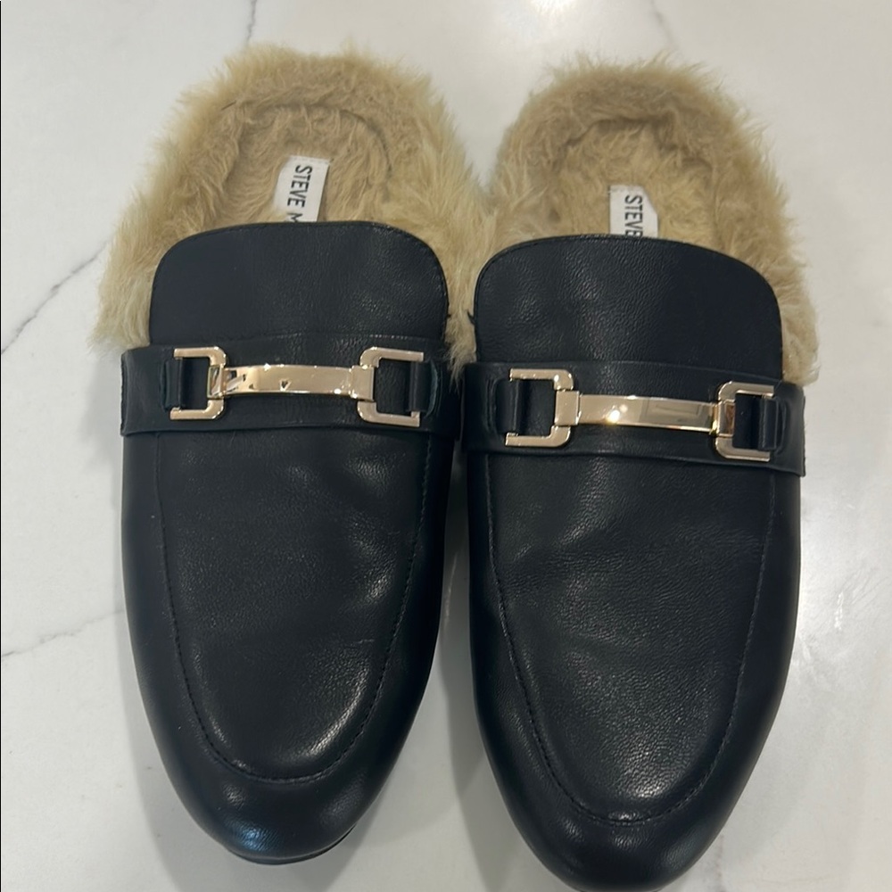 Khloe Steve Madden Black Upper Leather Faux Fur Lining Slip On’s. Size 11M